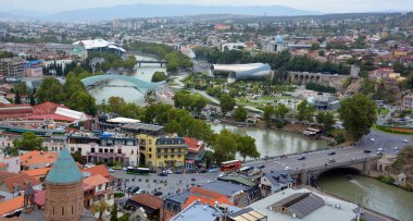 Gözlem güvertesinden şehir manzarası. Gürcistan 'ın başkenti Tiflis. Eski şehir. Kura Nehri. Kırmızı çatılar, alçak binalar. Panorama, mimari, kentsel