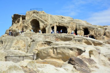 UPLISTSIKHE GEORGIA 09 11: 19: Uplistsikhe, Gürcistan 'ın doğusunda Gori, Shida Kartli kasabası yakınlarında, Mtkvari nehrinin yüksek kayalık bir sol yakasına inşa edilmiş antik bir kaya yontulmuş kasabadır.