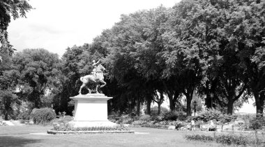 At üstündeki bir insan heykeli.