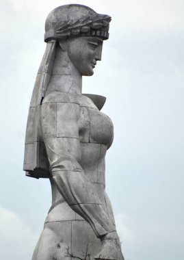 Gökyüzündeki kadın heykeli