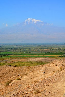 Ararat Dağı 'nın güzel manzarası Türkiye' nin doğusunda karla kaplı ve pasif bir bileşik volkandır. İki büyük volkanik koniden oluşur: Büyük Ararat ve Küçük Ararat..