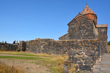 SEVAN ARMENIA 09 16 2019: Sevanavank, Ermenistan 'ın Gegharkunik Eyaleti' nde Sevan Gölü 'nün kuzeybatı kıyısında bulunan bir manastır kompleksi..