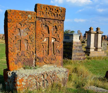 NORADUZ ARMENIA 09: 19: Noraduz büyük haçkarlar (çapraz taşlar) mezarlığıyla ünlüdür. Orada 900 'e yakın farklı stil ve çağ var..