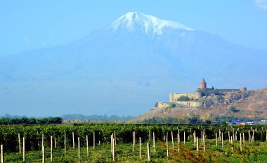 ARARAT UÇAĞI ARMENIA 09: 16 2019: Khor Virap Ermenistan 'ın Ermenistan ovasında, Artashat' ın güneyinde, Türkiye sınırına yakın bir Ermeni manastırı.