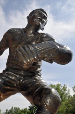 Montreal Kanada Şubat 03: Montreal Kanada 'da Şubat 2013' te Bell Center önünde Guy Lafleur 'un heykeli. Lafleur, 1246 puanla Kanada tarihinin gelmiş geçmiş en iyi golcüsü..