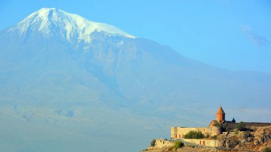 ARARAT UÇAĞI ARMENIA 09: 16 2019: Khor Virap Ermenistan 'ın Ermenistan ovasında, Artashat' ın güneyinde, Türkiye sınırına yakın bir Ermeni manastırı.