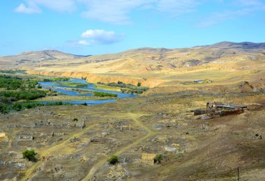 UPLISTSIKHE GEORGIA 09 11: 19: Uplistsikhe, Gürcistan 'ın doğusunda Gori, Shida Kartli kasabası yakınlarında, Mtkvari nehrinin yüksek kayalık bir sol yakasına inşa edilmiş antik bir kaya yontulmuş kasabadır.