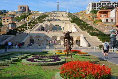 YEREVAN ARMENIA 09 10 19: Erivan Şelalesi Erivan 'da bulunan dev bir kireçtaşından yapılmış, çeşmelerle süslenmiş ve Cafesya koleksiyonundan modernist heykellerle süslenmiş bir merdivendir.