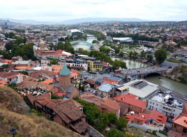 Gözlem güvertesinden şehir manzarası. Gürcistan 'ın başkenti Tiflis. Eski şehir. Kura Nehri. Kırmızı çatılar, alçak binalar. Panorama, mimari, kentsel