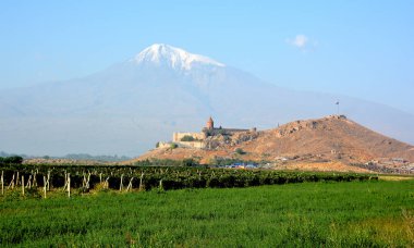 ARARAT UÇAĞI ARMENIA 09: 16 2019: Khor Virap Ermenistan 'ın Ermenistan ovasında, Artashat' ın güneyinde, Türkiye sınırına yakın bir Ermeni manastırı.