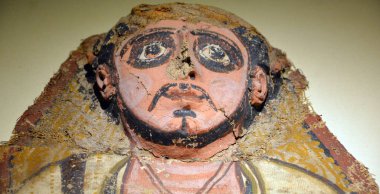 MONTREAL QUEBEC CANADA 11 25 2019: antik Mısır levreği kabartması oyulmuş antik taş duvarın arka planı