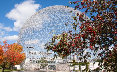 Montreal QueBEC CANADA 10 2010: Sonbaharda Montreal Biyosfer adı verilen jeodezik kubbe. Suya ve çevreye adanmış bu müze Parc Jean-Drapeau 'da yer almaktadır..