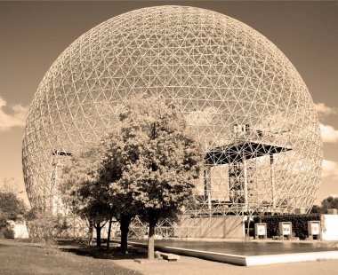 Montreal QueBEC CANADA 10 2010: Sonbaharda Montreal Biyosfer adı verilen jeodezik kubbe. Suya ve çevreye adanmış bu müze Parc Jean-Drapeau 'da yer almaktadır..
