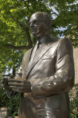 Parktaki ünlü adamın heykeli