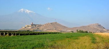 ARARAT UÇAĞI ARMENIA 09: 16 2019: Khor Virap Ermenistan 'ın Ermenistan ovasında, Artashat' ın güneyinde, Türkiye sınırına yakın bir Ermeni manastırı.