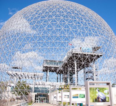 Montreal QueBEC CANADA 10 2010: Sonbaharda Montreal Biyosfer adı verilen jeodezik kubbe. Suya ve çevreye adanmış bu müze Parc Jean-Drapeau 'da yer almaktadır..