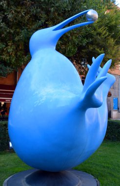 YEREVAN ARMENIA 09 10 19: Erivan Şelalesi yakınlarındaki modern sanat heykeli kivi, Erivan 'daki dev bir merdiven.