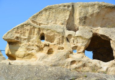 UPLISTSIKHE GEORGIA 09 11: 19: Uplistsikhe, Gürcistan 'ın doğusunda Gori, Shida Kartli kasabası yakınlarında, Mtkvari nehrinin yüksek kayalık bir sol yakasına inşa edilmiş antik bir kaya yontulmuş kasabadır.