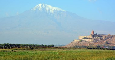 ARARAT UÇAĞI ARMENIA 09: 16 2019: Khor Virap Ermenistan 'ın Ermenistan ovasında, Artashat' ın güneyinde, Türkiye sınırına yakın bir Ermeni manastırı.
