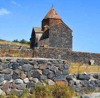 SEVAN ARMENIA 09 16 2019: Sevanavank, Ermenistan 'ın Gegharkunik Eyaleti' nde Sevan Gölü 'nün kuzeybatı kıyısında bulunan bir manastır kompleksi..