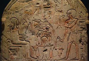 MONTREAL QUEBEC CANADA 11 25 2019: antik Mısır levreği kabartması oyulmuş antik taş duvarın arka planı