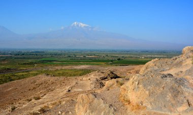 Ararat Dağı 'nın güzel manzarası Türkiye' nin doğusunda karla kaplı ve pasif bir bileşik volkandır. İki büyük volkanik koniden oluşur: Büyük Ararat ve Küçük Ararat..