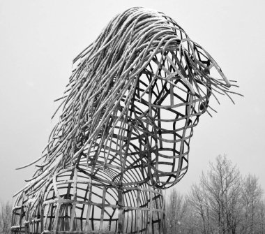 Kış ormanında karlı at heykeli