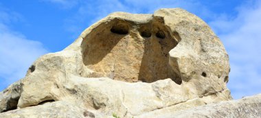 UPLISTSIKHE GEORGIA 09 11: 19: Uplistsikhe, Gürcistan 'ın doğusunda Gori, Shida Kartli kasabası yakınlarında, Mtkvari nehrinin yüksek kayalık bir sol yakasına inşa edilmiş antik bir kaya yontulmuş kasabadır.