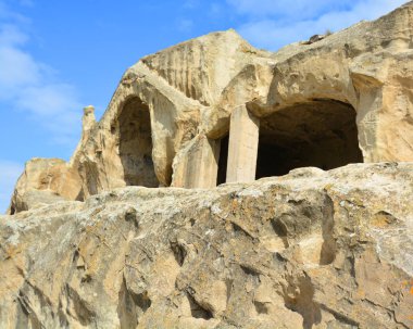 UPLISTSIKHE GEORGIA 09 11: 19: Uplistsikhe, Gürcistan 'ın doğusunda Gori, Shida Kartli kasabası yakınlarında, Mtkvari nehrinin yüksek kayalık bir sol yakasına inşa edilmiş antik bir kaya yontulmuş kasabadır.
