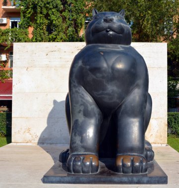 Fernando Botero 'nun Şişko Kedi Heykeli, Şelale' de, kireçtaşından yapılmış dev bir merdiven.