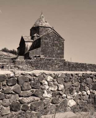SEVAN ARMENIA 09 16 2019: Sevanavank, Ermenistan 'ın Gegharkunik Eyaleti' nde Sevan Gölü 'nün kuzeybatı kıyısında bulunan bir manastır kompleksi..