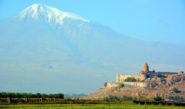 ARARAT UÇAĞI ARMENIA 09: 16 2019: Khor Virap Ermenistan 'ın Ermenistan ovasında, Artashat' ın güneyinde, Türkiye sınırına yakın bir Ermeni manastırı.
