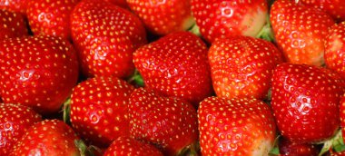 Olgun çilekler kapanıyor. Arkaplan, dokular