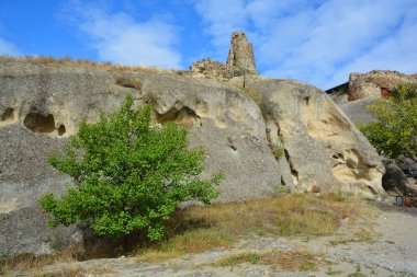UPLISTSIKHE GEORGIA 09 11: 19: Uplistsikhe, Gürcistan 'ın doğusunda Gori, Shida Kartli kasabası yakınlarında, Mtkvari nehrinin yüksek kayalık bir sol yakasına inşa edilmiş antik bir kaya yontulmuş kasabadır.