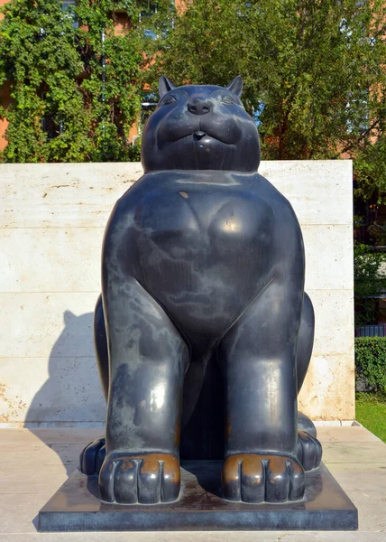 Yerevan Armenia Estatua Gato Gordo Fernando Botero Encuentra Cascada Una —  Fotos de Stock