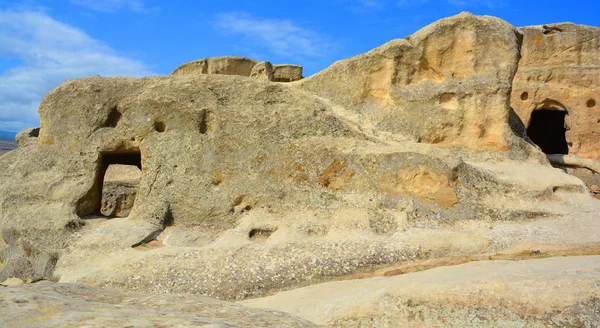 UPLISTSIKHE GEORGIA 09 11: 19: Uplistsikhe, Gürcistan 'ın doğusunda Gori, Shida Kartli kasabası yakınlarında, Mtkvari nehrinin yüksek kayalık bir sol yakasına inşa edilmiş antik bir kaya yontulmuş kasabadır.