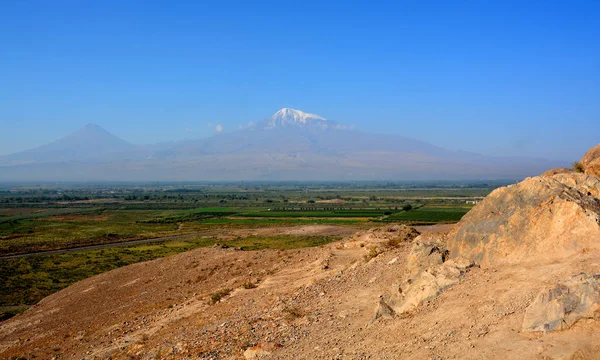Ararat Dağı 'nın güzel manzarası Türkiye' nin doğusunda karla kaplı ve pasif bir bileşik volkandır. İki büyük volkanik koniden oluşur: Büyük Ararat ve Küçük Ararat..
