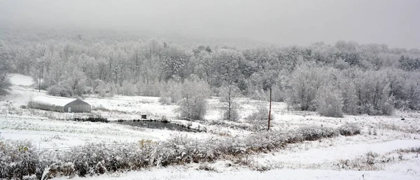 Замерзшая Деревня Горах — стоковое фото