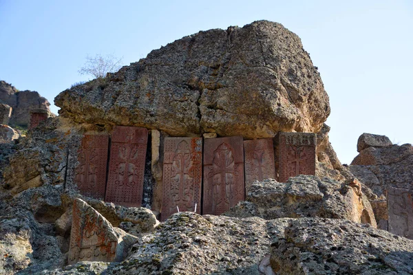 Kotayk Armenia Geghard是亚美尼亚科泰克省的一座中世纪修道院 从邻近的山上雕刻而成 它被列为联合国教科文组织的世界遗产 — 图库照片