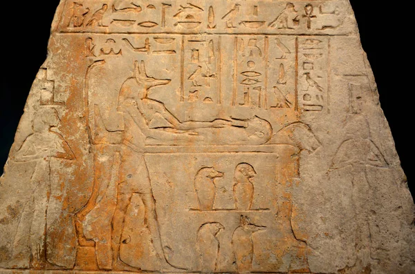 モントリオールケベックカナダ11 2019 古代エジプトの浅浮き彫りレリーフでアンティークの石壁の背景を閉じる — ストック写真