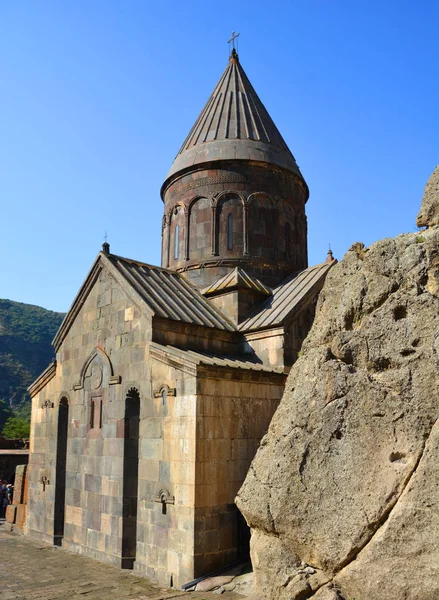 Kotayk Armenia Geghard是亚美尼亚科泰克省的一座中世纪修道院 从邻近的山上雕刻而成 它被列为联合国教科文组织的世界遗产 — 图库照片