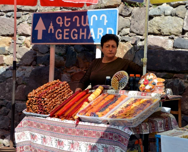 Kotayk Armenia Mujer Venta Dulces Frutas Secas Exhibición Mercado Pulgas — Foto de Stock