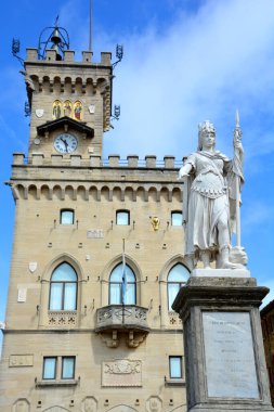 San Marino - 9 Haziran 2011: Belediye Binası ve merkez meydandaki Özgürlük Heykeli 