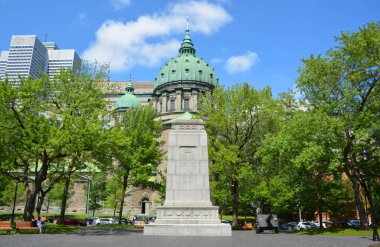 MONTREAL QUEBEC CANADA 30 Ağustos 2016: Montreal, Quebec, Kanada 'da Dünya Kraliçesi Mary Katedrali-Bazilikası' nın Savaş Anıtı ve Kubbesi 