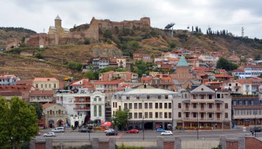 Georgia, Tiflis. 08.24.2015. Arka planda Eski Tiflis (Dzveli Tiflis) ve Narikala kalesine bak. 