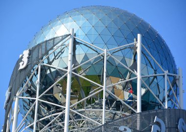 Parkta modern dönme dolap