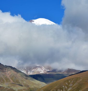 Kazbek Dağı, Gürcistan 'ın Kazbegi Bölgesi ve Rusya' nın Kuzey Osetya Cumhuriyeti sınırındaki Kafkasya 'nın en büyük dağlarından biridir.