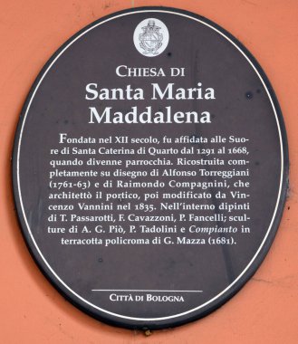 Duvarda eski bir tabela var.