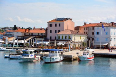 DE, FRANCE - 6 AĞUSTOS 2018: Saint-Martin 'in eski limanı, Fransa' nın batı kıyısındaki La Rochelle 'in hemen önünde ve yazları çok popüler olan Re Adası' nın en resimli limanıdır..