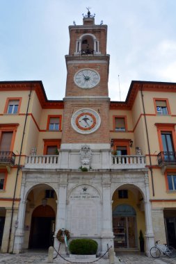 Rimini, İtalya 'daki Piazza tre Martiri meydanında antik saat kulesi